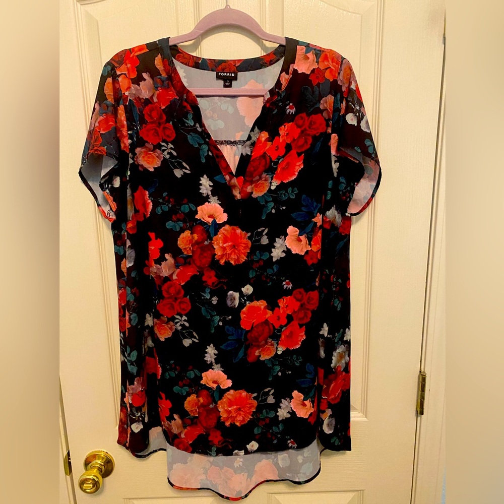 Torrid Roses Tunic Blouse - Picture 2 of 4